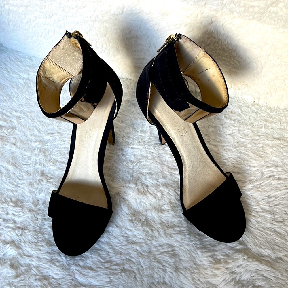 Also, size 7, black heels with Gold accessories.